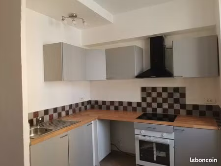 loue t3 de 65 m² avec cuisine équipée