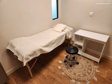 loue pièce de soins dans cabinet pluri-disciplinaire (ostéopathe et psychologue) à six-fou