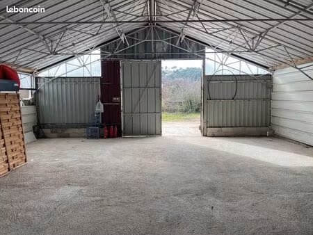 loue hangar 120 m2 plus extérieur