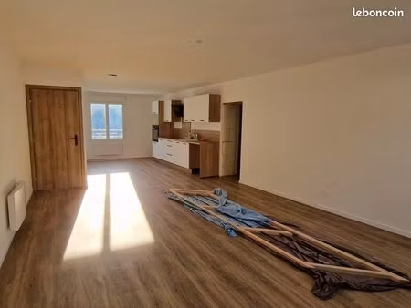 maison 2 chambres + bureau + cour