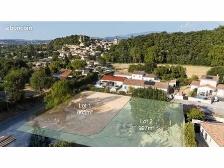 terrain à bâtir de 865 m² vu sur le village
