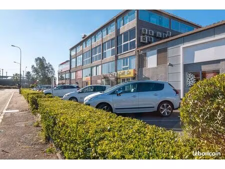 a louer : bureau lumineux avec parking