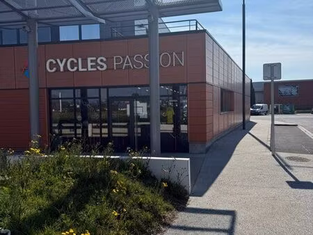 ◊ local commercial 210 m² – emplacement n°1 – castelnaudary – forte visibilité