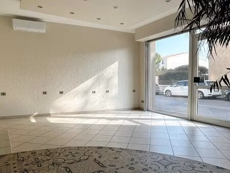 narbonne  proche des halles  local commercial 3 pièces d’environ 52 m2 avec larges vitrine