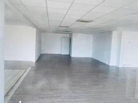 local commercial bas de la rue du maréchal leclerc