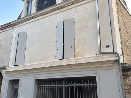 bel ensemble immobilier : loft atypique et appartement dans une grande maison de ville
