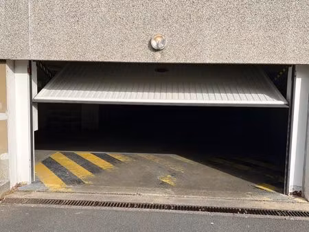 parking sécurisé au centre de jouee