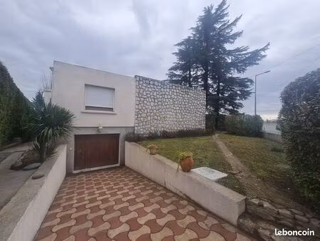 maison contemporaine / hors lotissement de plain-pied