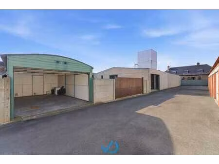 opbrengsteigendom met 17 garages en loods met koer nabij ...