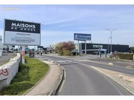 boutique 2046 m² ste genevieve des bois