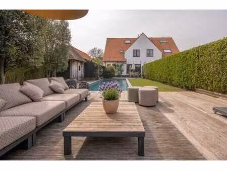 belle maison rénovée avec vue dégagée et piscine  offrant u