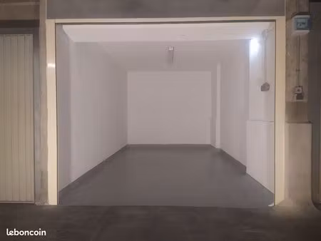 garage entrepôt vieille ville antibes