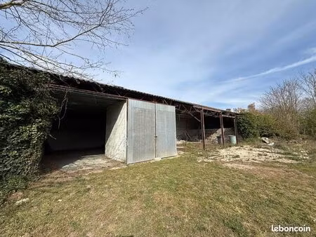 local 890 m² angerville