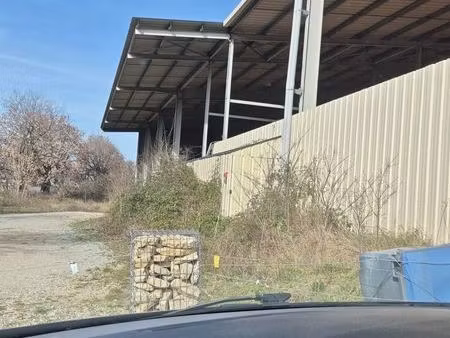 complexe bâtiment commercial avec hangar