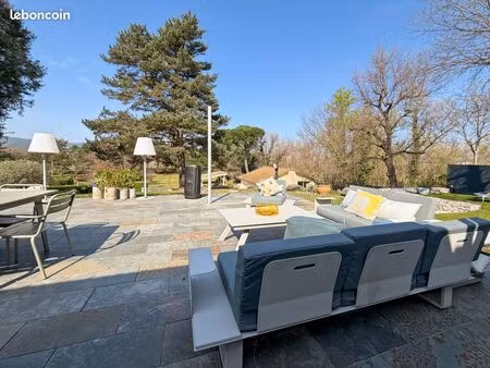 villa 5 pièces 160 m²