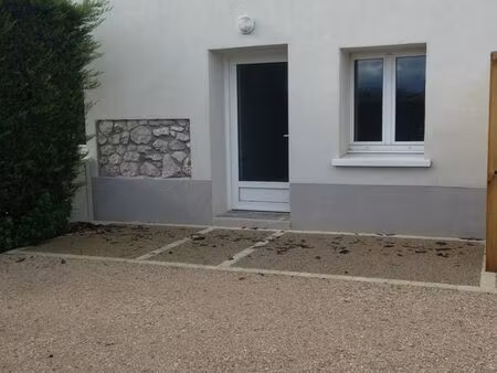 t2 duplex avec terrasse – 2 parkings – cave – faibles charges