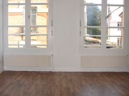 studio lumineux centre-ville noyon 1er étage + ascenseur + cave