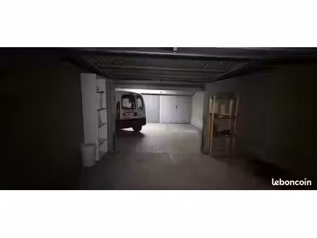 double box fermé (2 emplacements au sol)