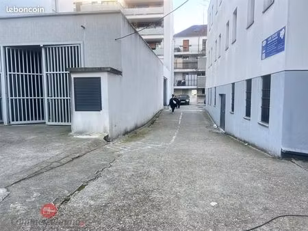 boutique 100 m² aubervilliers