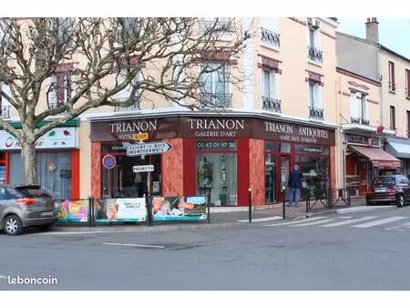 boutique d'angle vitrée sur 2 niveaux