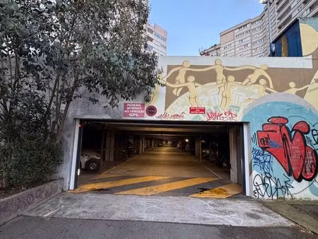 place de parking à pantin / hoche