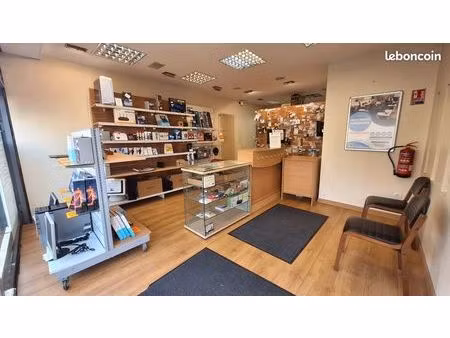 opportunité magasin local commercial avec mobilier grande vitrine sans travaux
