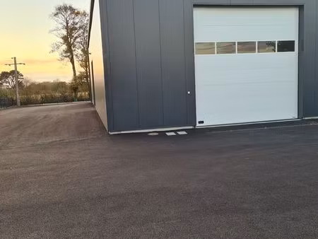 vends batiment 300 m2 grillagé bitumé