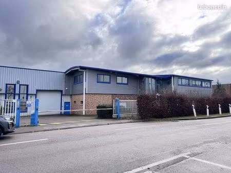 local 3200 m² louviers