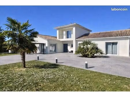 maison familiale 190 m² hab.-220m2 utile – 4 chambres dont 2 suites (1 dans la tour)– dpe 