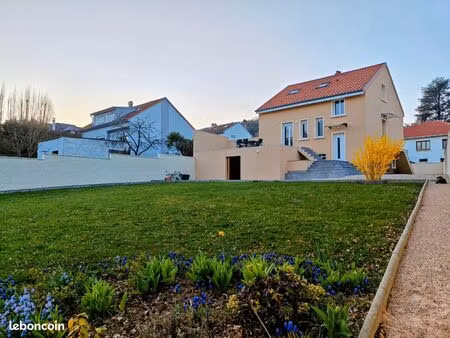 maison individuelle avec parc paysager