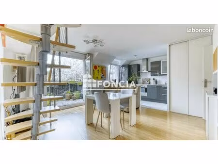 un cadre de vie rare alliant charme et modernité niché au cœur du vieux village de la queu