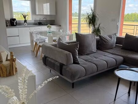 appartement récent avec terrasse et vu dégagée