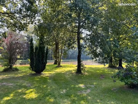 etang sur terrain de loisirs  chalet et caravane