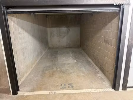 grand box + place de parking