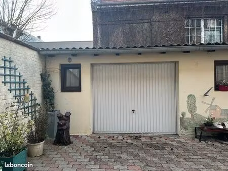 box  fermée  sécurisée et éclairé