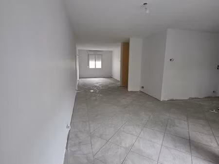 comme une maison : f4 rénové 84 m² avec jardin 4 ares et double garage – proche gare