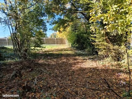 très beau terrain dans environnement calme et arboré