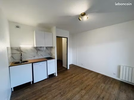 studio rénové avec balcon