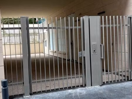local commercial emplacement exceptionnel a cote de rue piétonne rue hero nogentais 1 an d