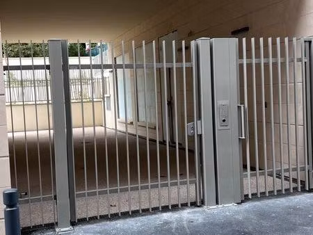 local commercial emplacement exceptionnel a cote de rue piétonne rue hero nogentais