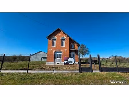 charmante maison individuelle sur 2.6 hectares de terrain située à anor