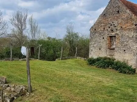 ensemble à restaurer composé d'une maison de 146 m² avec 1 grange en pierre de 55 m² au so