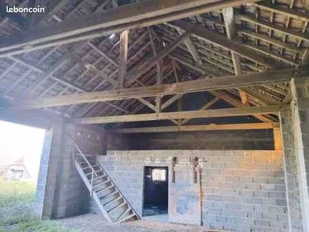 terrain constructible avec hangar