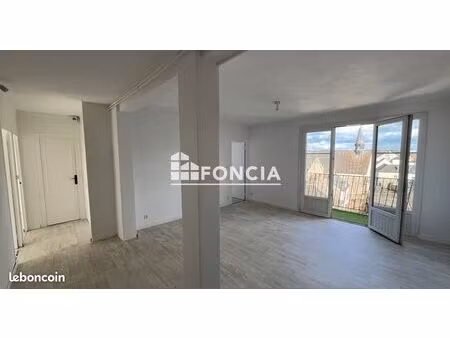 appartement lumineux avec vue dégagée à proximité immédiate des commodités
