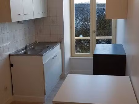 joli t2 refait à neuf  35m²  1er étage  parking