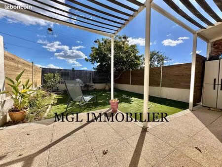 maison t4 de 83m2 avec 47m2 de jardin  un box garage et une place de parking privative - l