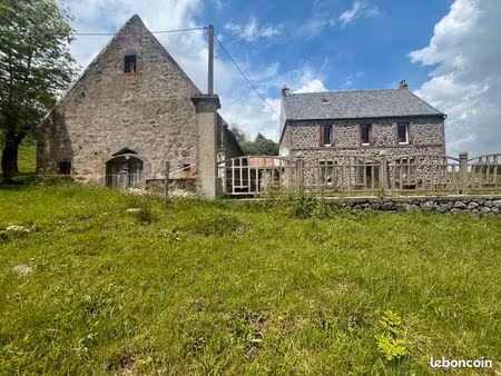 entre besse et super-besse – maison en pierre avec grange  écurie  source et potentiel gît