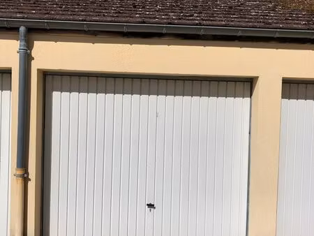 grand box fermé 14 m² + grenier 8 m² – résidence sécurisée – proche gare – dammarie-les-ly