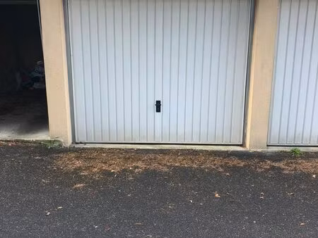 vente box fermé sécurisé 12 m² – dammarie-les-lys – proche gare