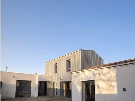 maison contemporaine avec grande terrasse et garage dans résidence de standing